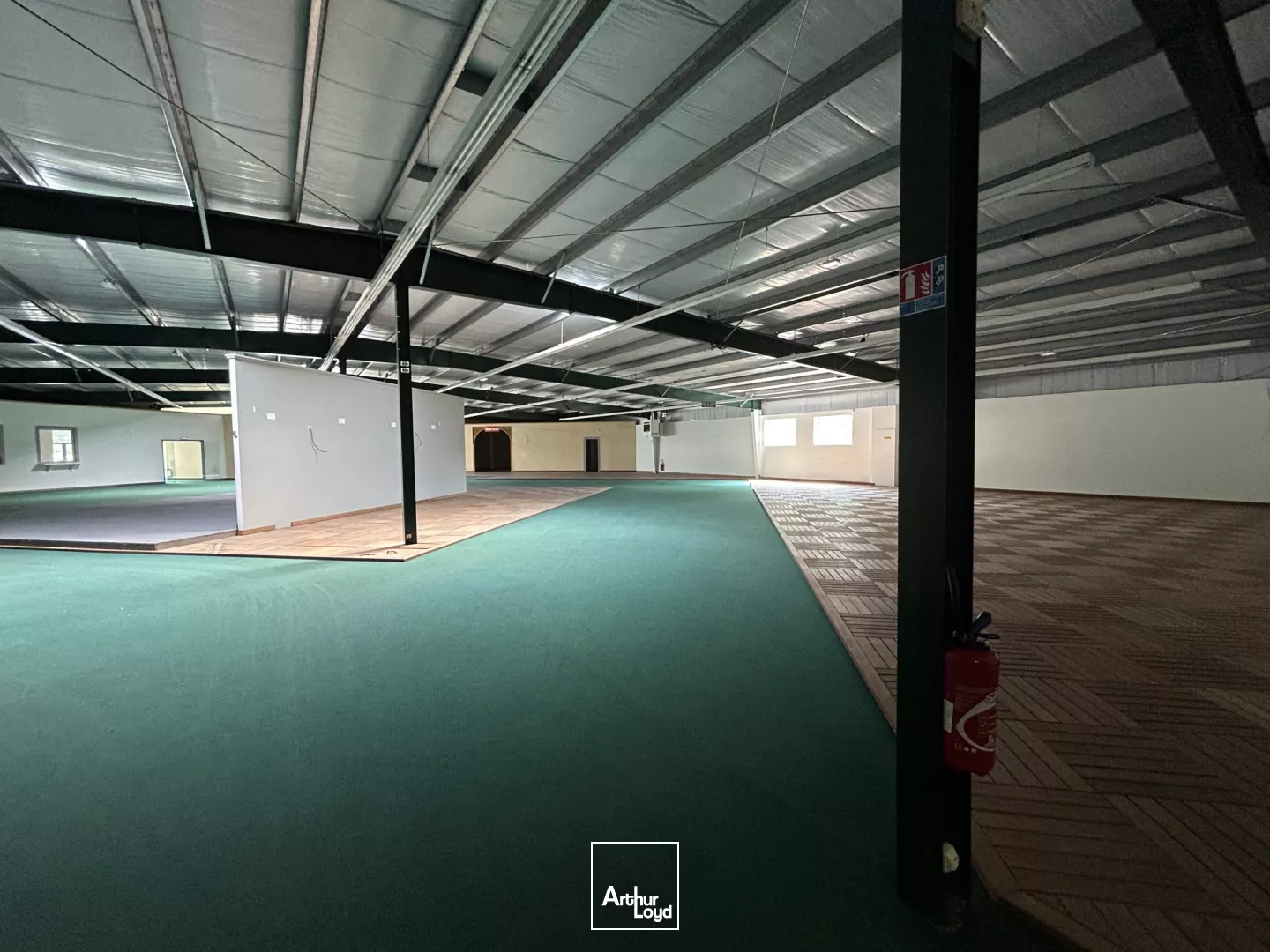 À louer local d'activité et entrepôt de 1680 m² à Cadaujac