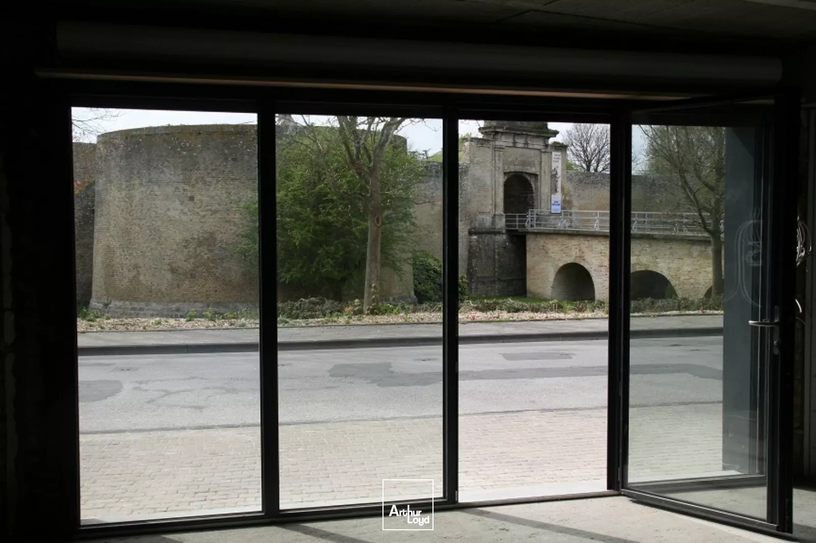 À LOUER - BUREAUX ENTIÈREMENT AMÉNAGÉS AU COUR DE GRAVELINES 