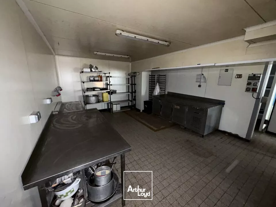 A VENDRE - LOCAL COMMERCIAL DE 150 m2 - CENTRE COMMERCIAL DE PORT JÉROME SUR SEINE 