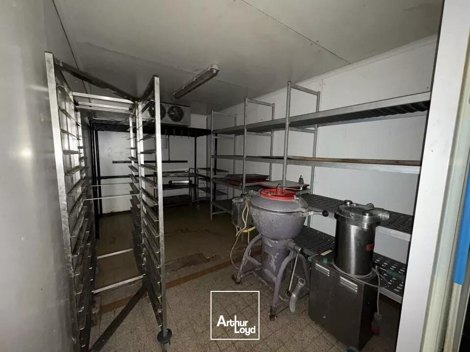 A VENDRE - LOCAL COMMERCIAL DE 150 m2 - CENTRE COMMERCIAL DE PORT JÉROME SUR SEINE 