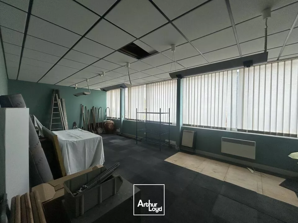 PLUS DE 500M² sur 2 NIVEAUX - MIXTE - ZA LA TOUR - ABREST 