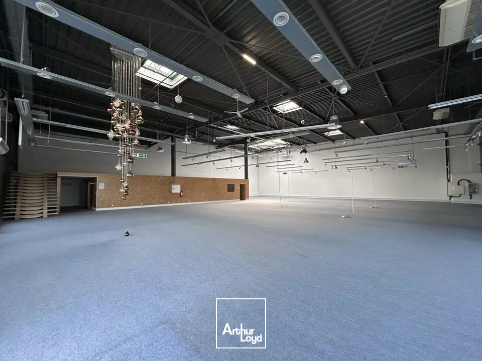 LOCAL COMMERCIAL à LOUER de 1692.3 m²