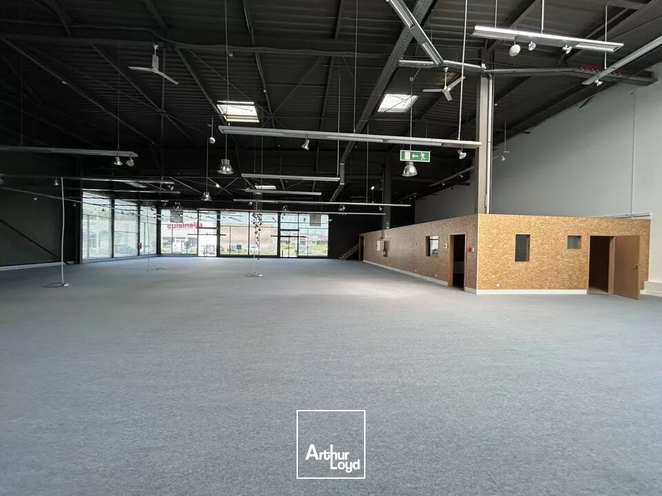 LOCAL COMMERCIAL à LOUER de 1692.3 m²