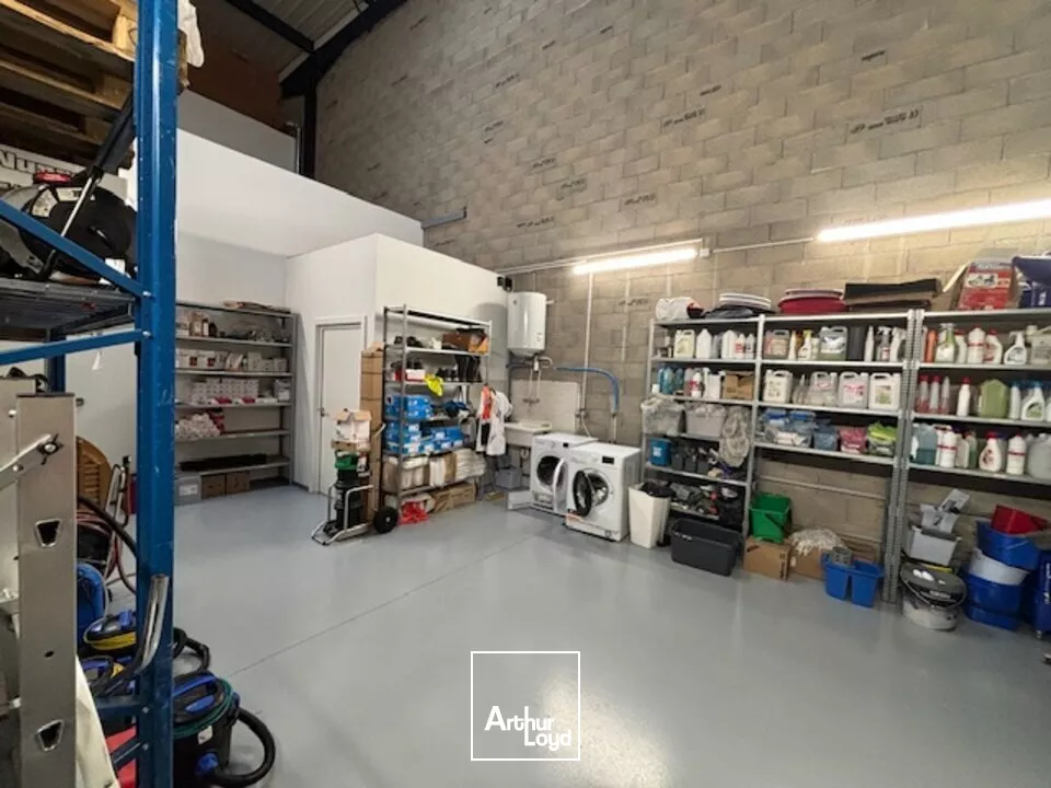 LOCAL D'ACTIVITE - ENTREPOT à VENDRE de 205 m²