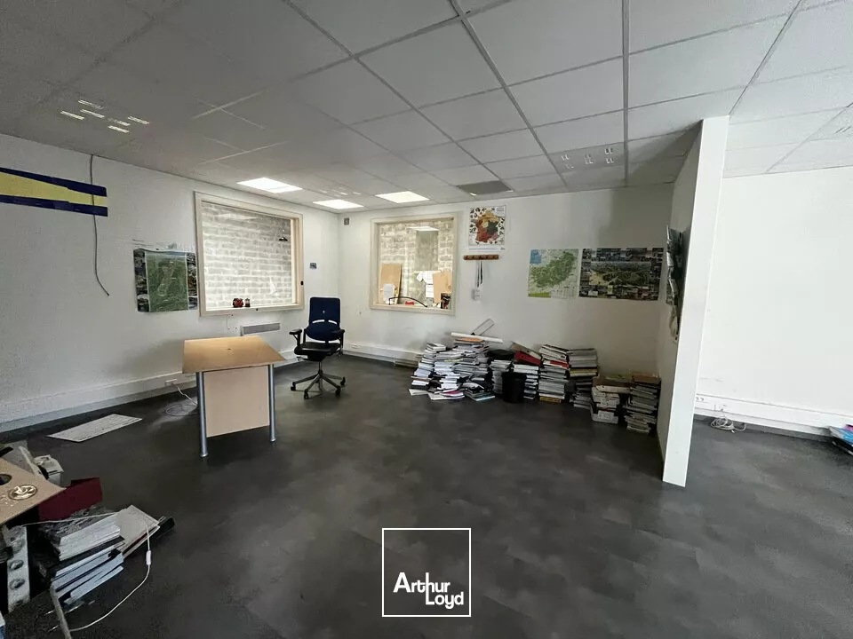 LOCAL D'ACTIVITE - ENTREPOT à LOUER de 320 m²