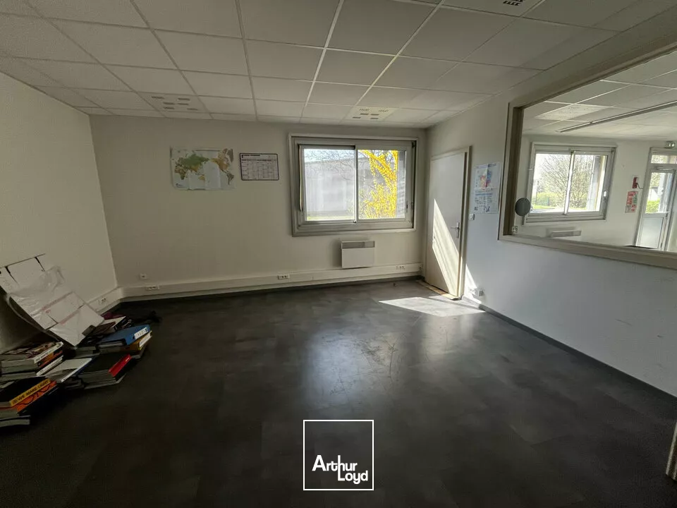 LOCAL D'ACTIVITE - ENTREPOT à LOUER de 320 m²