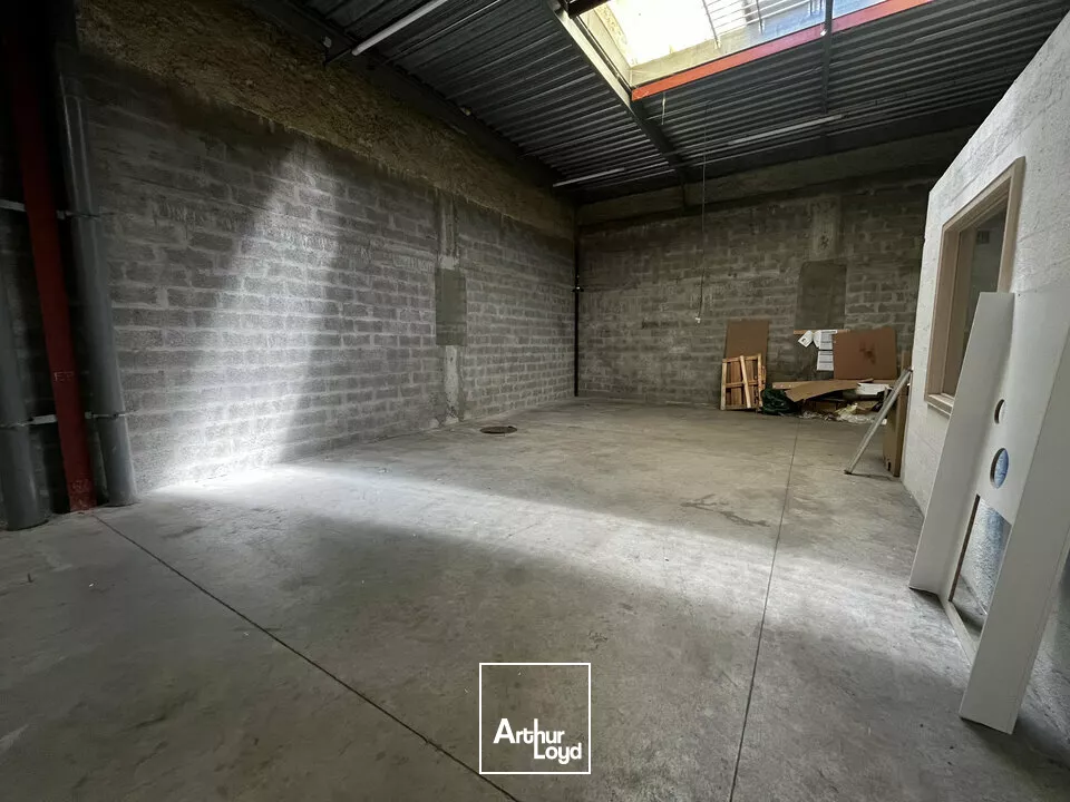 LOCAL D'ACTIVITE - ENTREPOT à LOUER de 320 m²