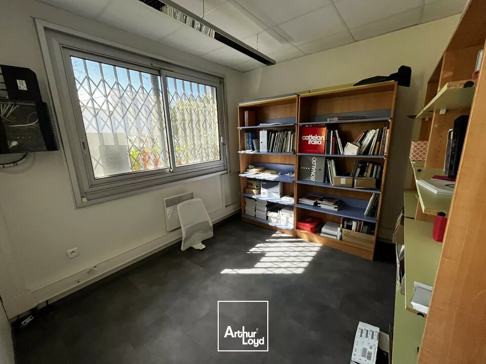 LOCAL D'ACTIVITE - ENTREPOT à LOUER de 320 m²