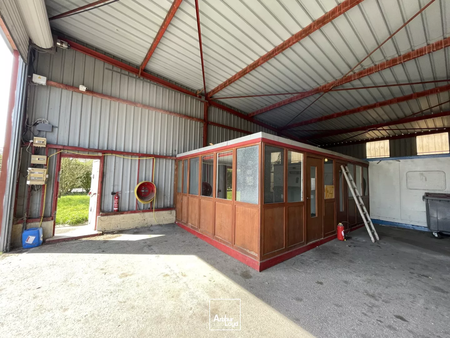 A LOUER - LOCAUX D'ACTIVITÉ - 1 660 m2 DIVISIBLE - SAINT-QUENTIN :