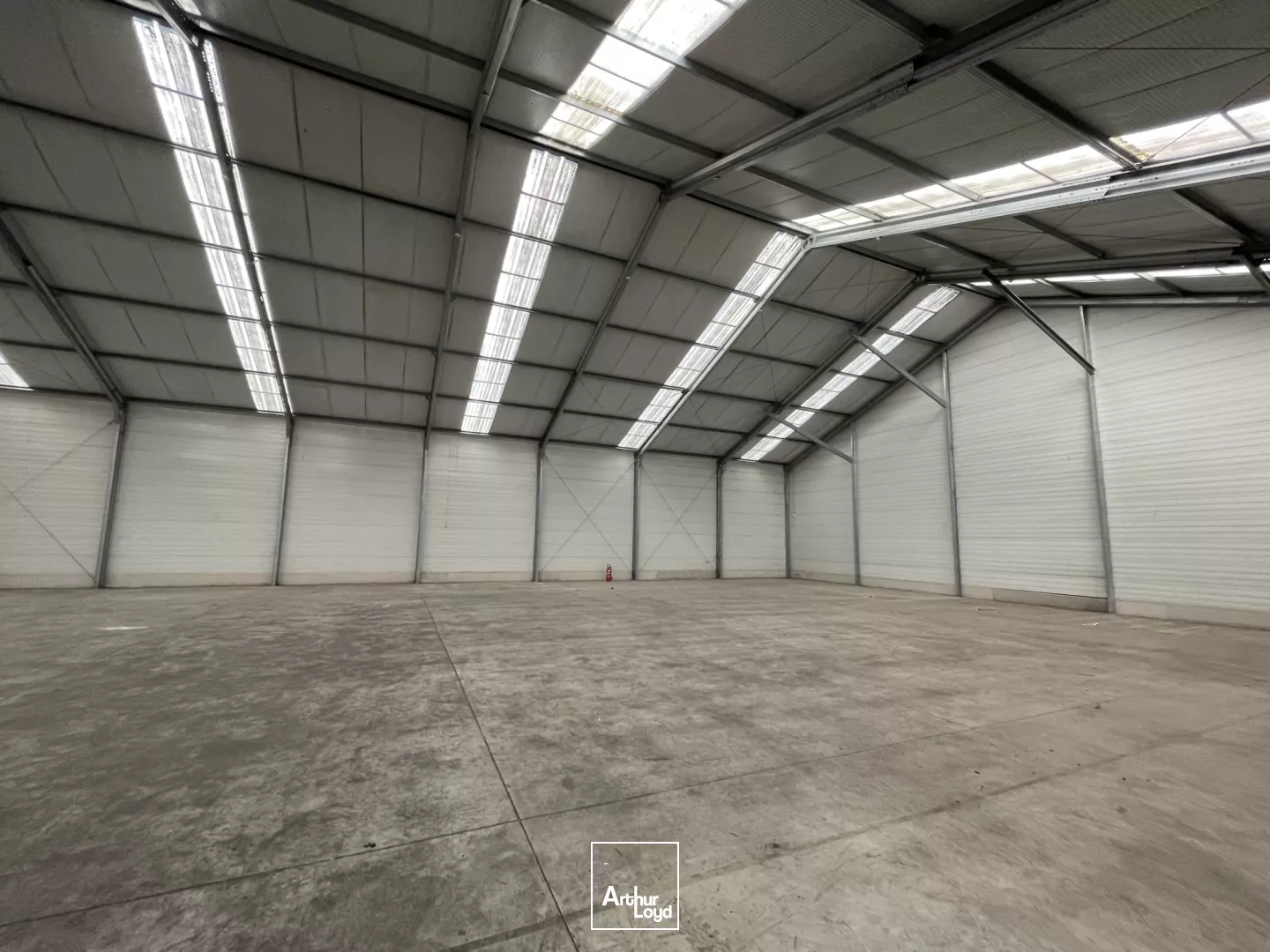 A LOUER - LOCAUX D'ACTIVITÉ - 1 660 m2 DIVISIBLE - SAINT-QUENTIN :