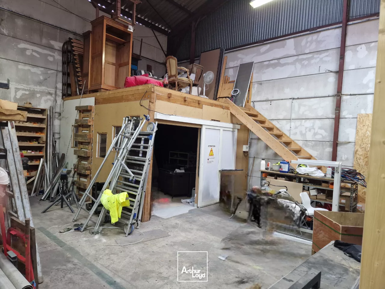 EXCLUSIF A LOUER - Local de stockage + bureau