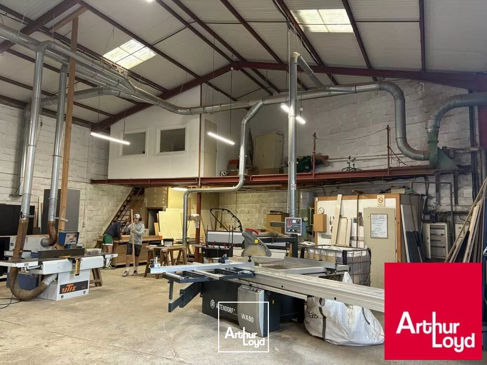 ANGLET LOCAL D'ACTIVITE AVEC BUREAUX EN MEZZANINE