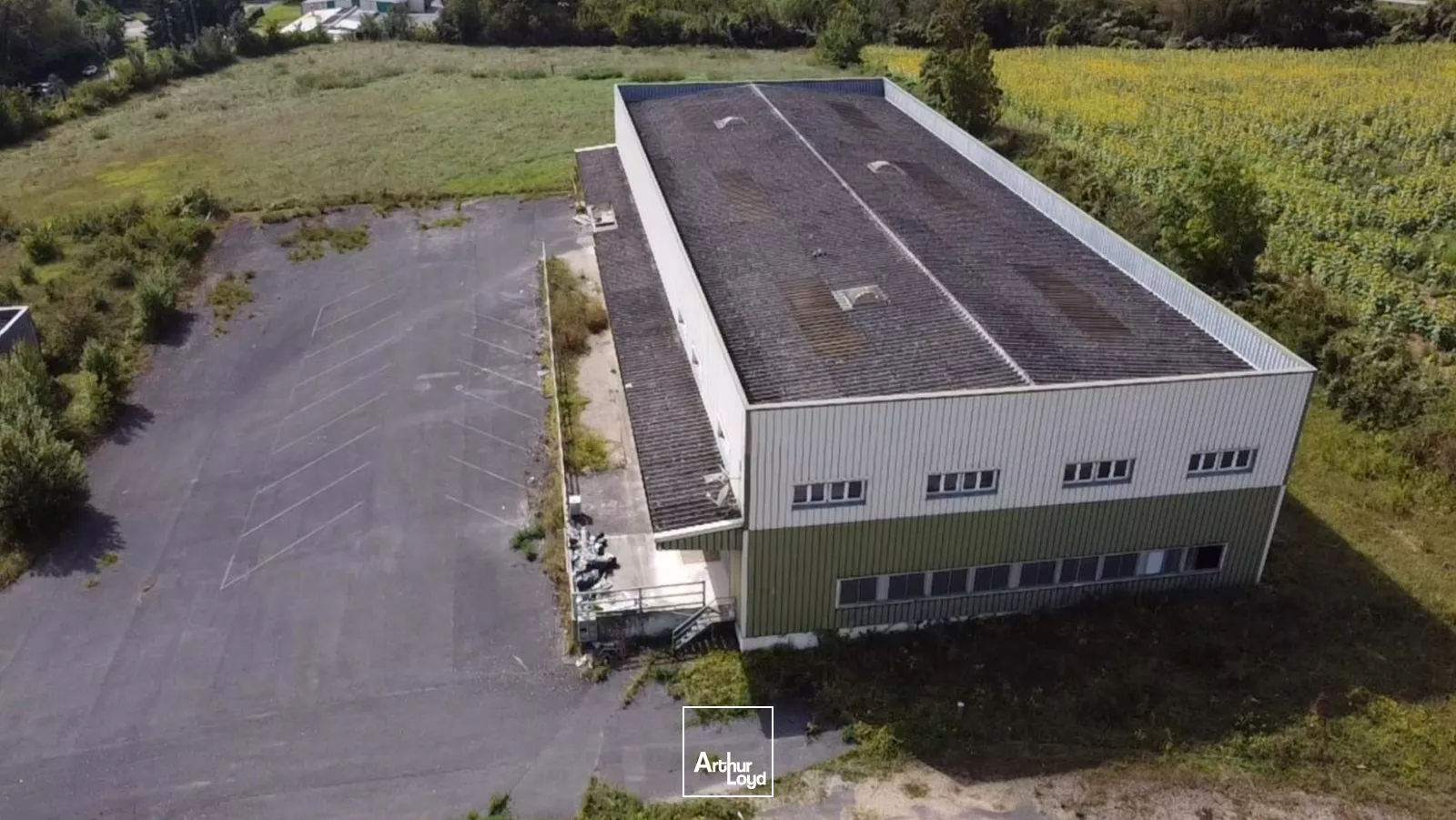 LOCAL D'ACTIVITE - 1500 m2 - A VENDRE - BELLE VISIBILITE ENTRE SOISSONS ET CHATEAU THIERRY