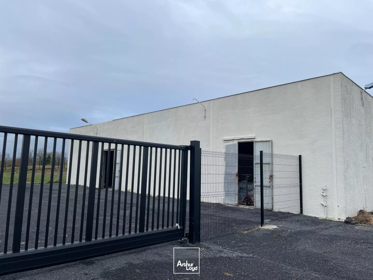 Atelier ou local de stockage de 200 m2 environ à vendre à 15 min de Château-Thierry et Soissons avec cour goudronnée sur un site clos de grillage avec portail électrique neuf.