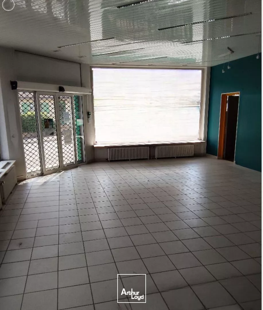 LOCAL COMMERCIAL AVEC APPARTEMENT 250 m² ENVIRON