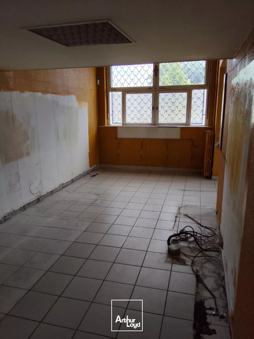 LOCAL COMMERCIAL AVEC APPARTEMENT 250 m² ENVIRON