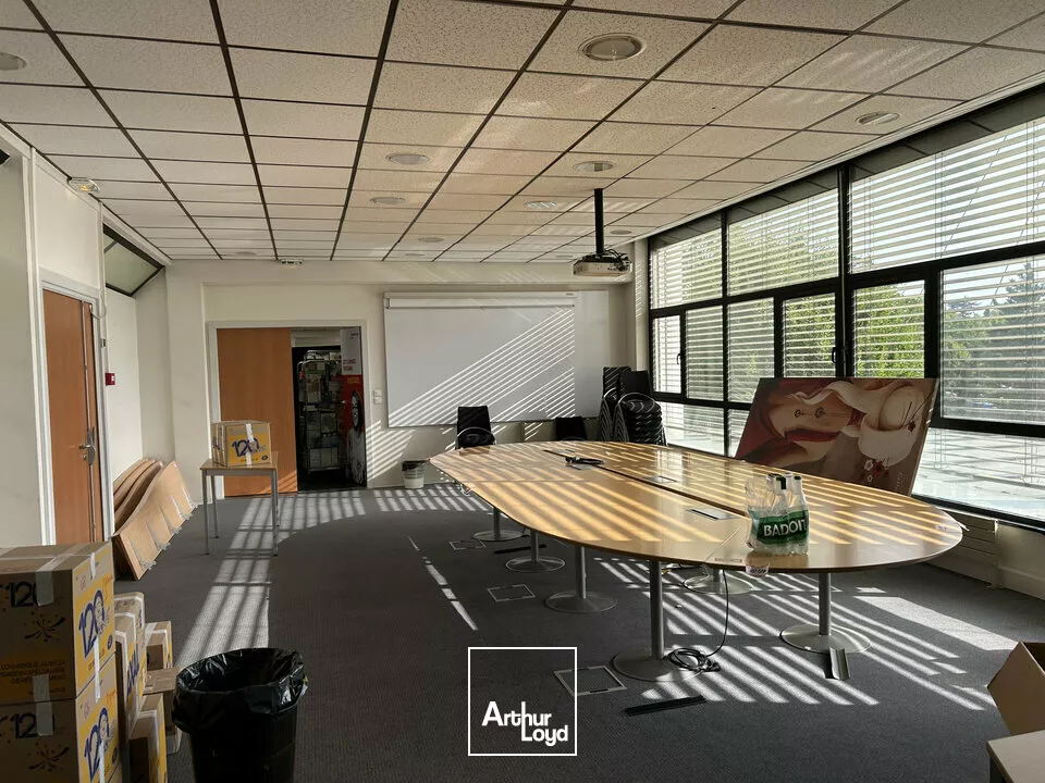 BUREAUX à LOUER de 1242 m²