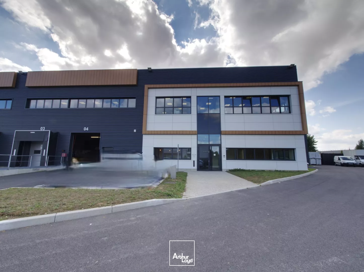 Locaux d'activité semi-indépendants à louer à Roissy - 1 400 m² stockage + 400 m² bureaux, accès stratégique proche CDG