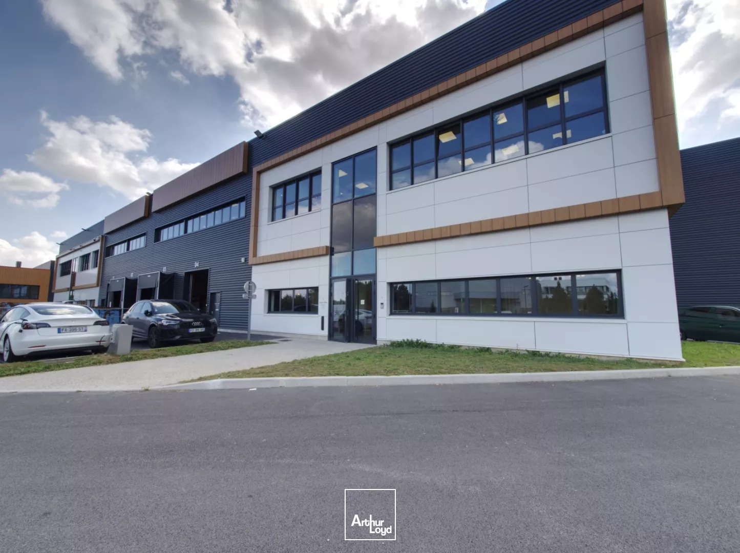 Locaux d'activité semi-indépendants à louer à Roissy - 1 400 m² stockage + 400 m² bureaux, accès stratégique proche CDG