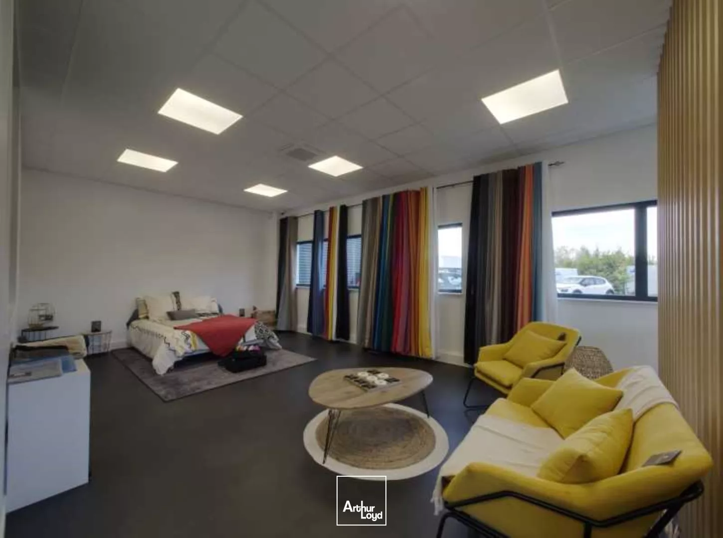 Locaux d'activité semi-indépendants à louer à Roissy - 1 400 m² stockage + 400 m² bureaux, accès stratégique proche CDG