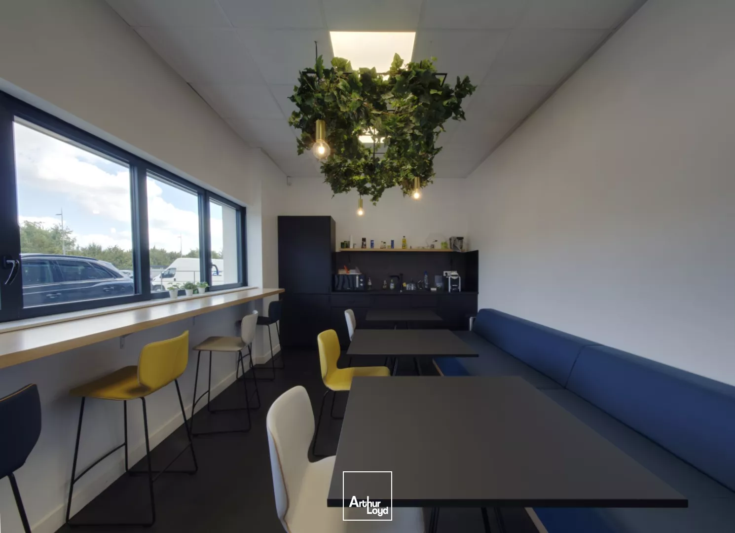 Locaux d'activité semi-indépendants à louer à Roissy - 1 400 m² stockage + 400 m² bureaux, accès stratégique proche CDG