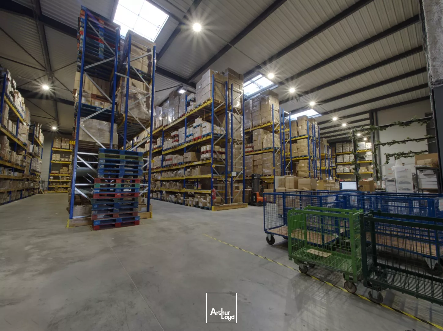 Locaux d'activité semi-indépendants à louer à Roissy - 1 400 m² stockage + 400 m² bureaux, accès stratégique proche CDG