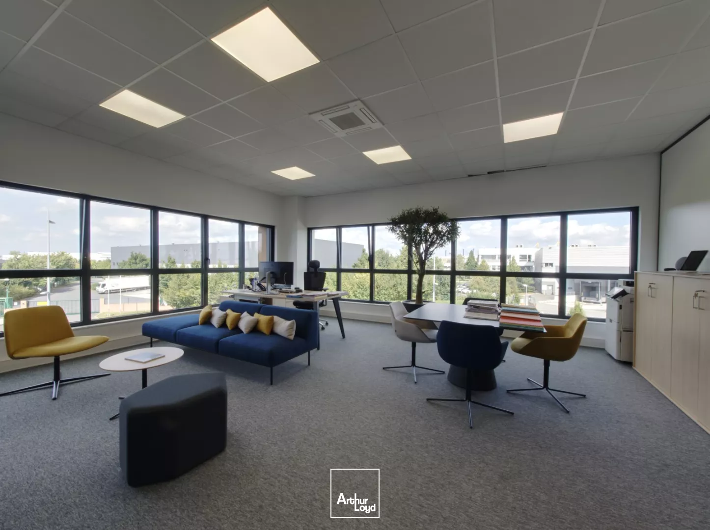 Locaux d'activité semi-indépendants à louer à Roissy - 1 400 m² stockage + 400 m² bureaux, accès stratégique proche CDG