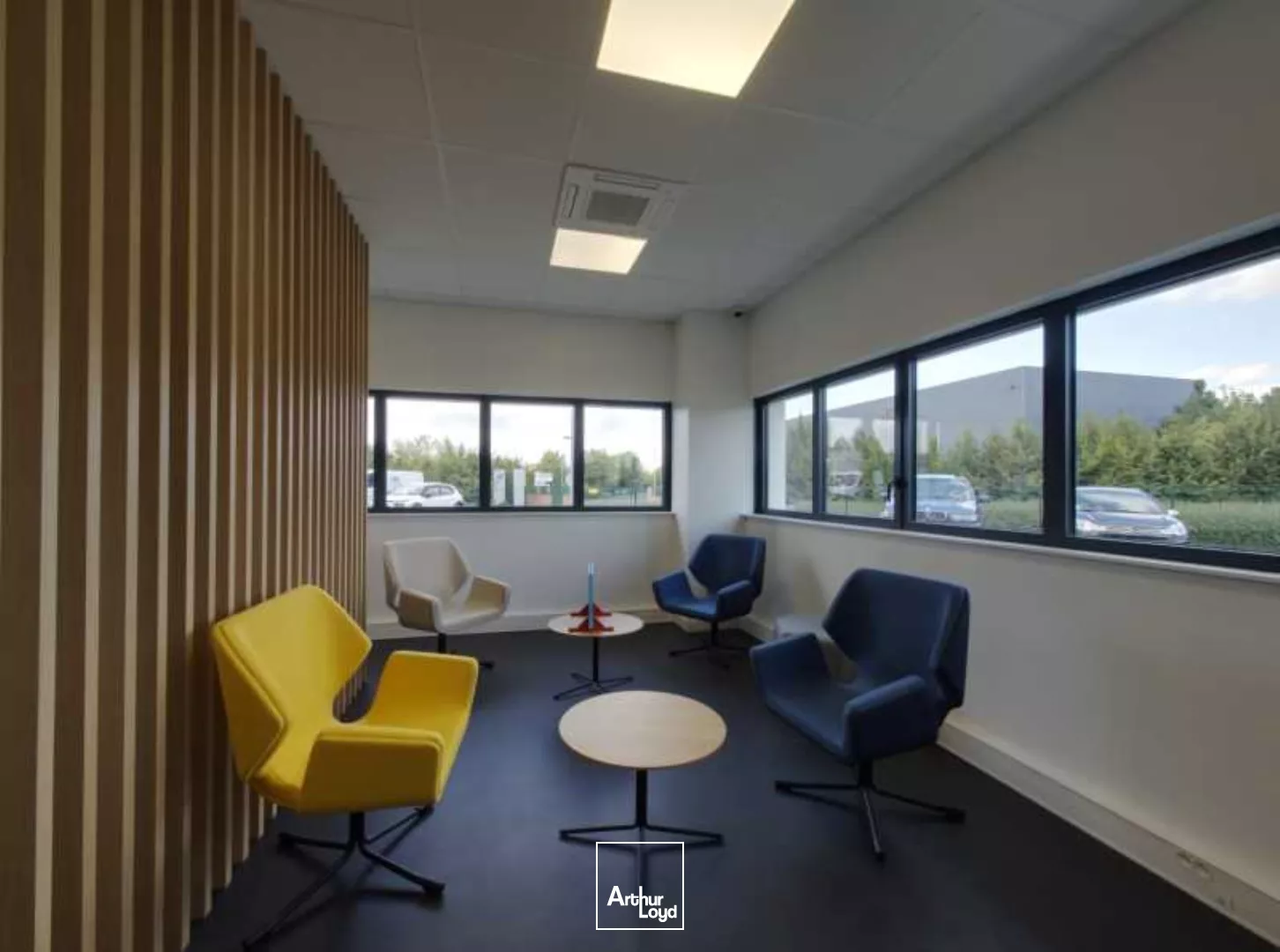 Locaux d'activité semi-indépendants à louer à Roissy - 1 400 m² stockage + 400 m² bureaux, accès stratégique proche CDG