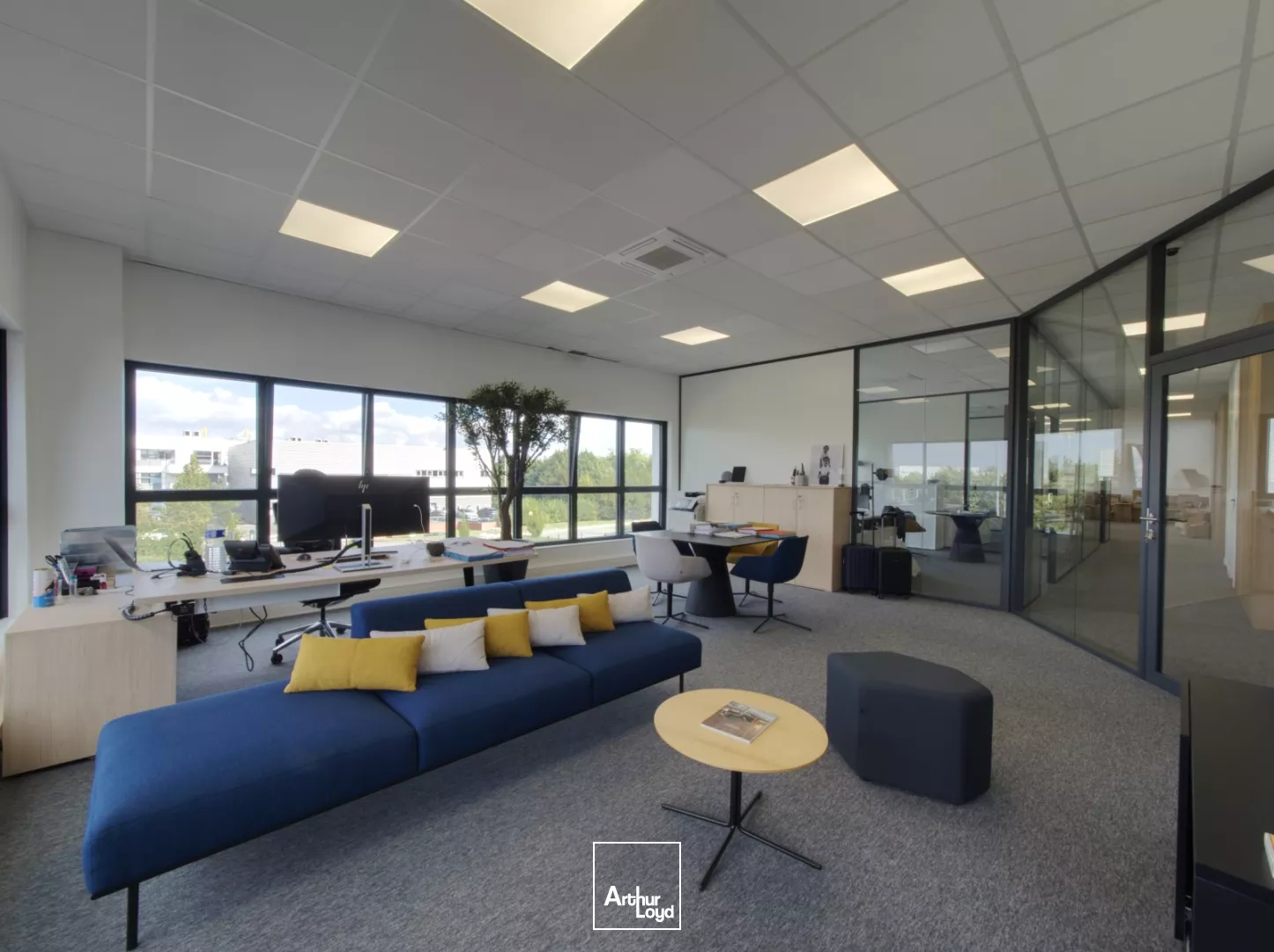 Locaux d'activité semi-indépendants à louer à Roissy - 1 400 m² stockage + 400 m² bureaux, accès stratégique proche CDG