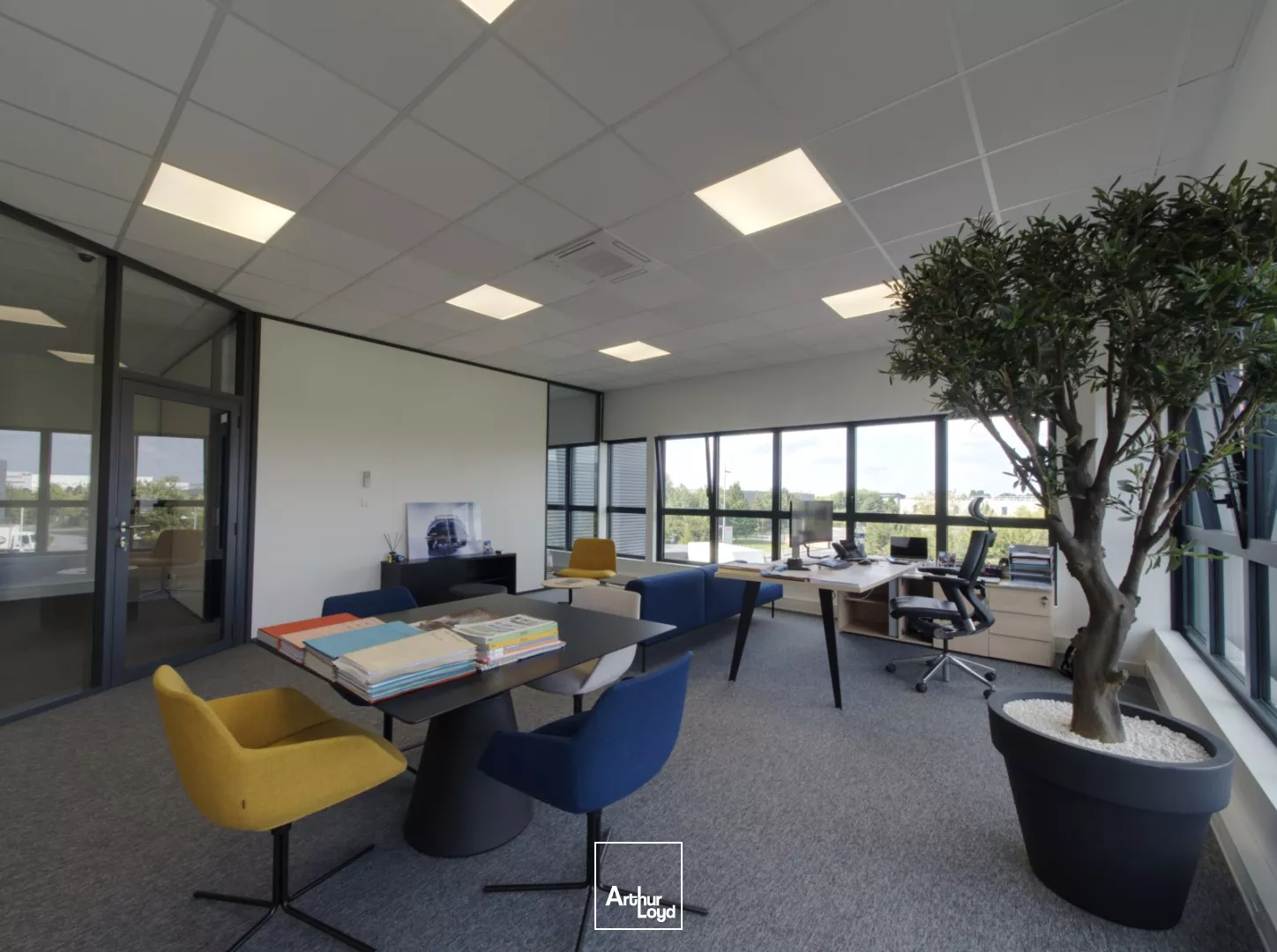 Locaux d'activité semi-indépendants à louer à Roissy - 1 400 m² stockage + 400 m² bureaux, accès stratégique proche CDG