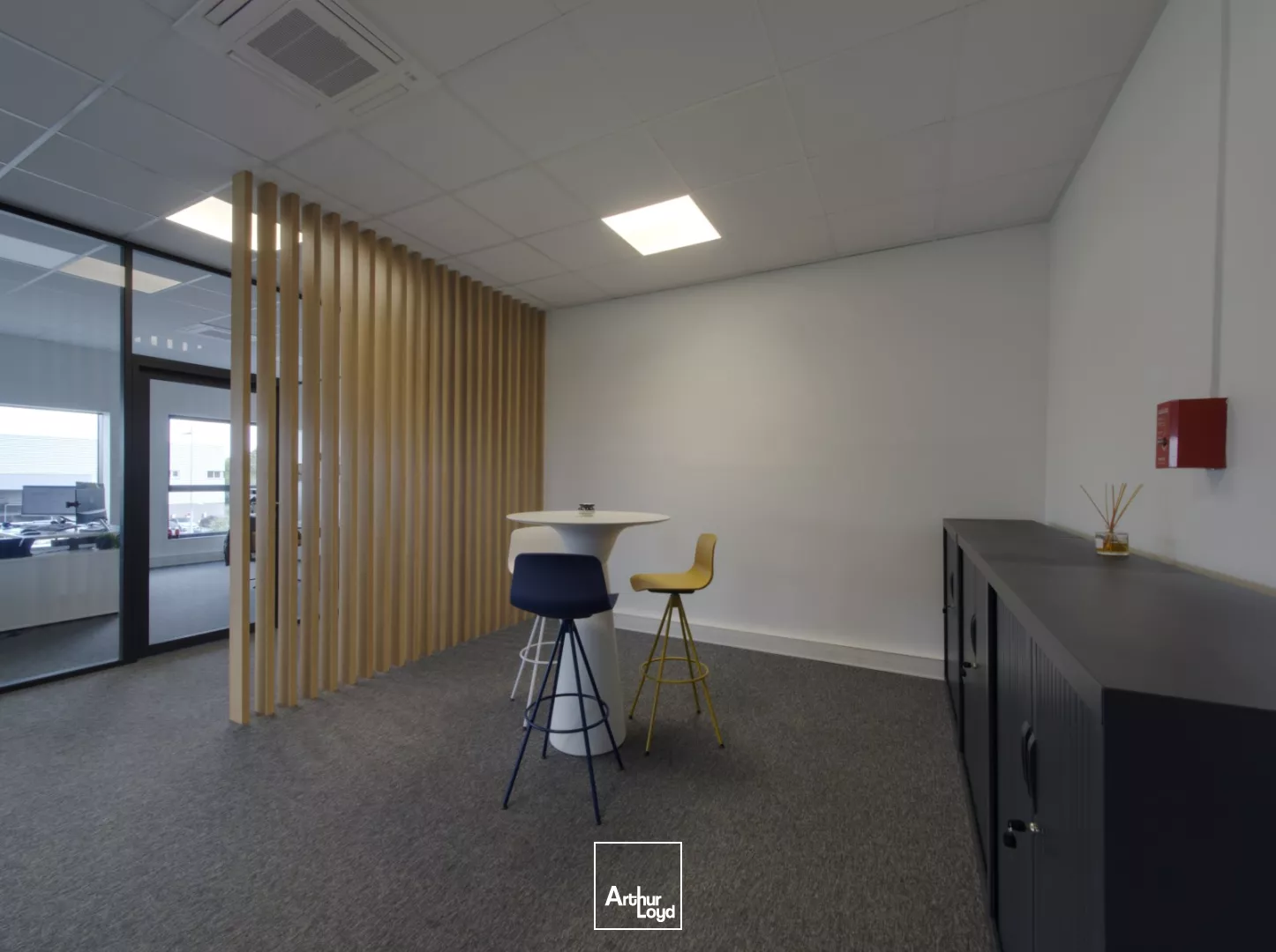 Locaux d'activité semi-indépendants à louer à Roissy - 1 400 m² stockage + 400 m² bureaux, accès stratégique proche CDG