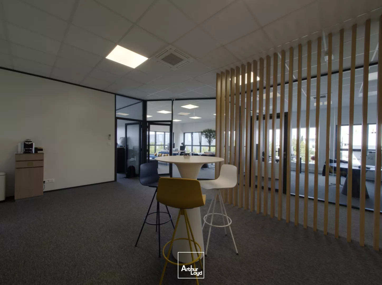 Locaux d'activité semi-indépendants à louer à Roissy - 1 400 m² stockage + 400 m² bureaux, accès stratégique proche CDG