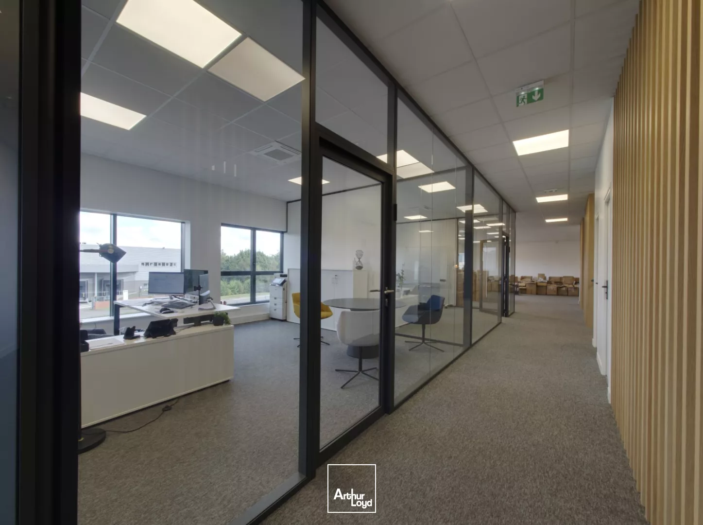 Locaux d'activité semi-indépendants à louer à Roissy - 1 400 m² stockage + 400 m² bureaux, accès stratégique proche CDG