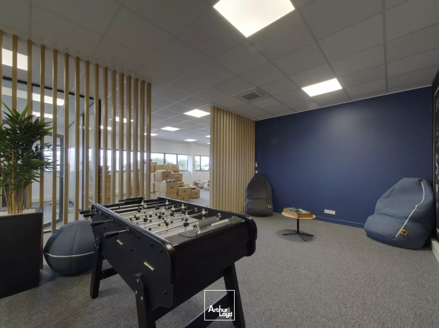 Locaux d'activité semi-indépendants à louer à Roissy - 1 400 m² stockage + 400 m² bureaux, accès stratégique proche CDG