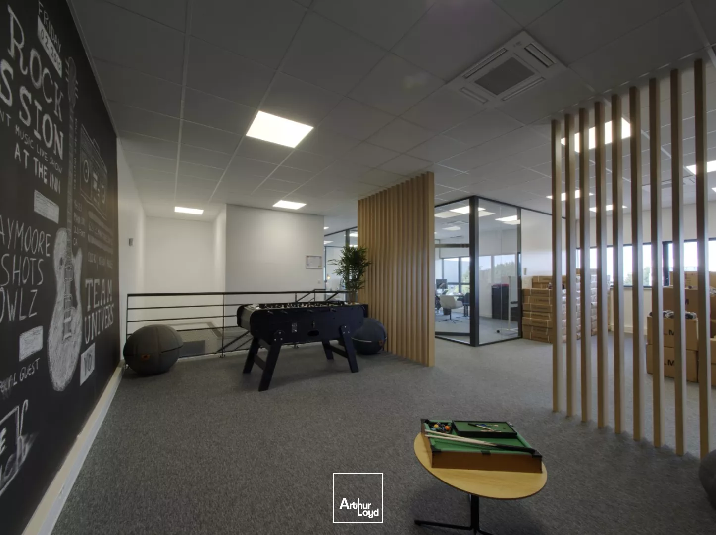 Locaux d'activité semi-indépendants à louer à Roissy - 1 400 m² stockage + 400 m² bureaux, accès stratégique proche CDG