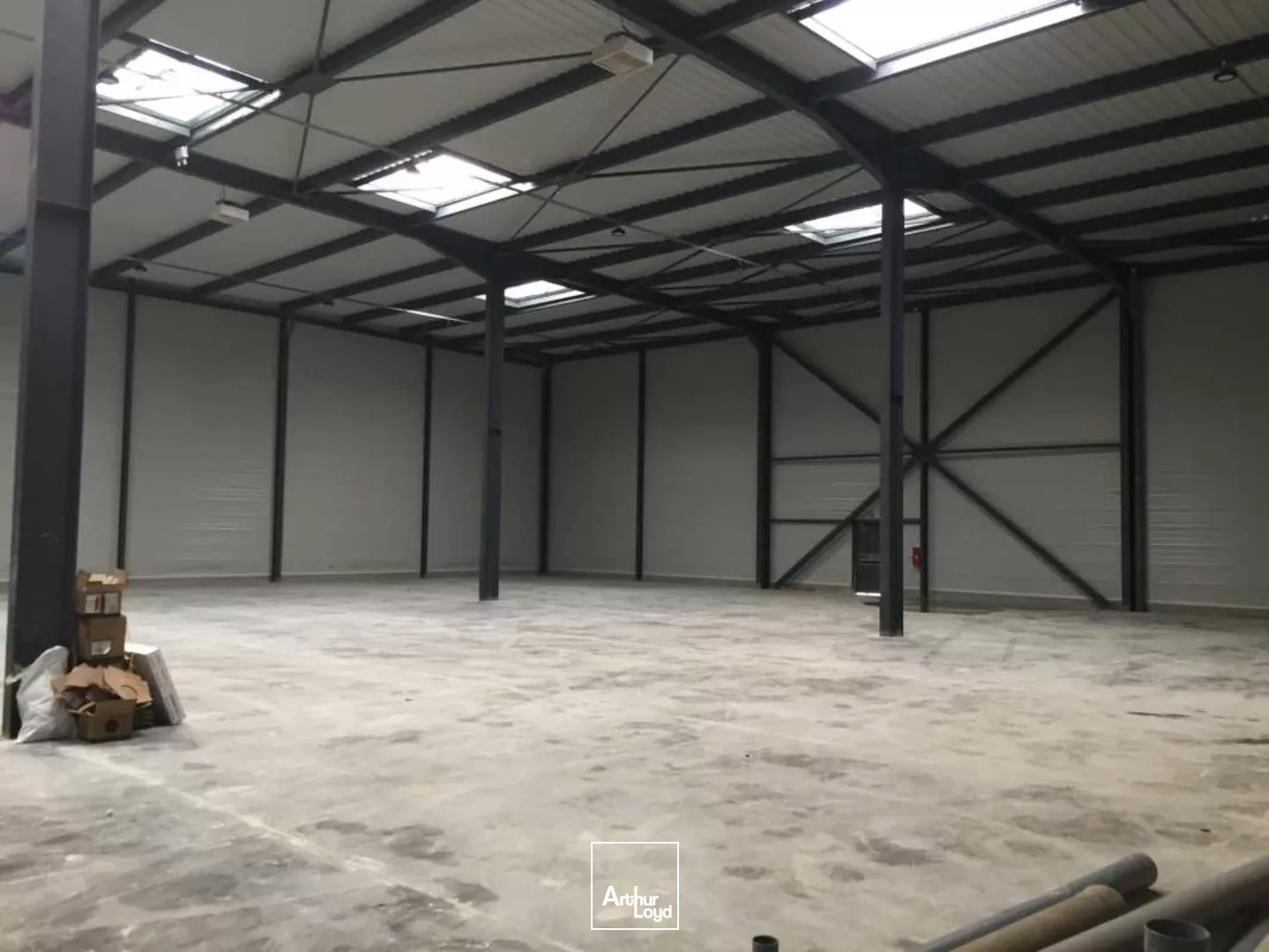 Locaux d'activité semi-indépendants à louer à Roissy - 1 400 m² stockage + 400 m² bureaux, accès stratégique proche CDG