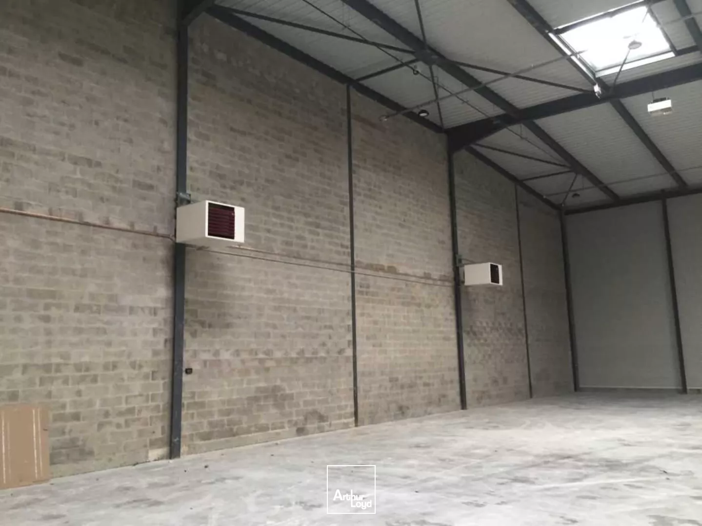 Locaux d'activité semi-indépendants à louer à Roissy - 1 400 m² stockage + 400 m² bureaux, accès stratégique proche CDG