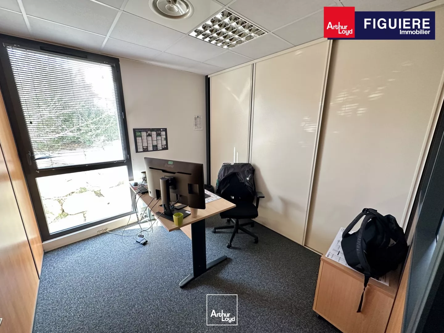 BUREAUX BON ÉTAT AVEC PARKING PROCHE DES AXES AUTOROUTIERS