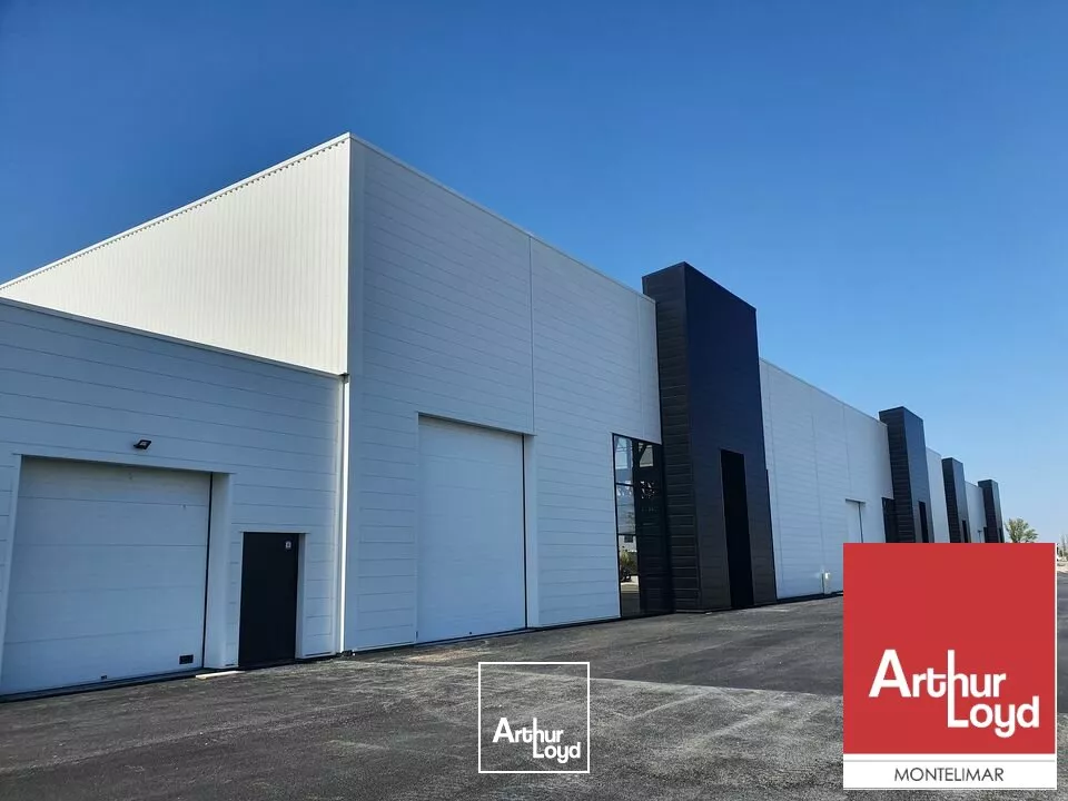 A VENDRE - MONTÉLIMAR NORD - EN BORDURE DE LA PISTE DE L'AÉRODROME - LOCAL D'ACTIVITÉ DE 381 M2