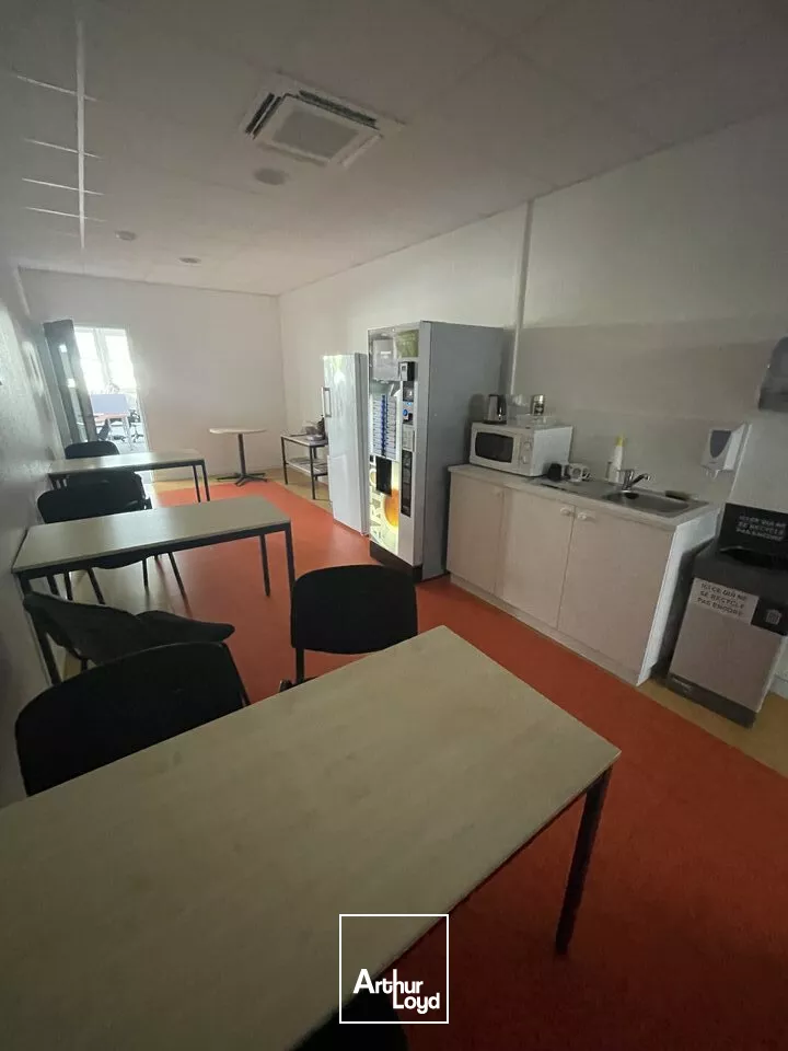 BUREAUX DIVISIBLE DE 2700m² A LOUER A CHAURAY PROCHE DE L'AVENUE DE PARIS ET DE LA ZONE MENDES FRANCE CHAURAY NIORT