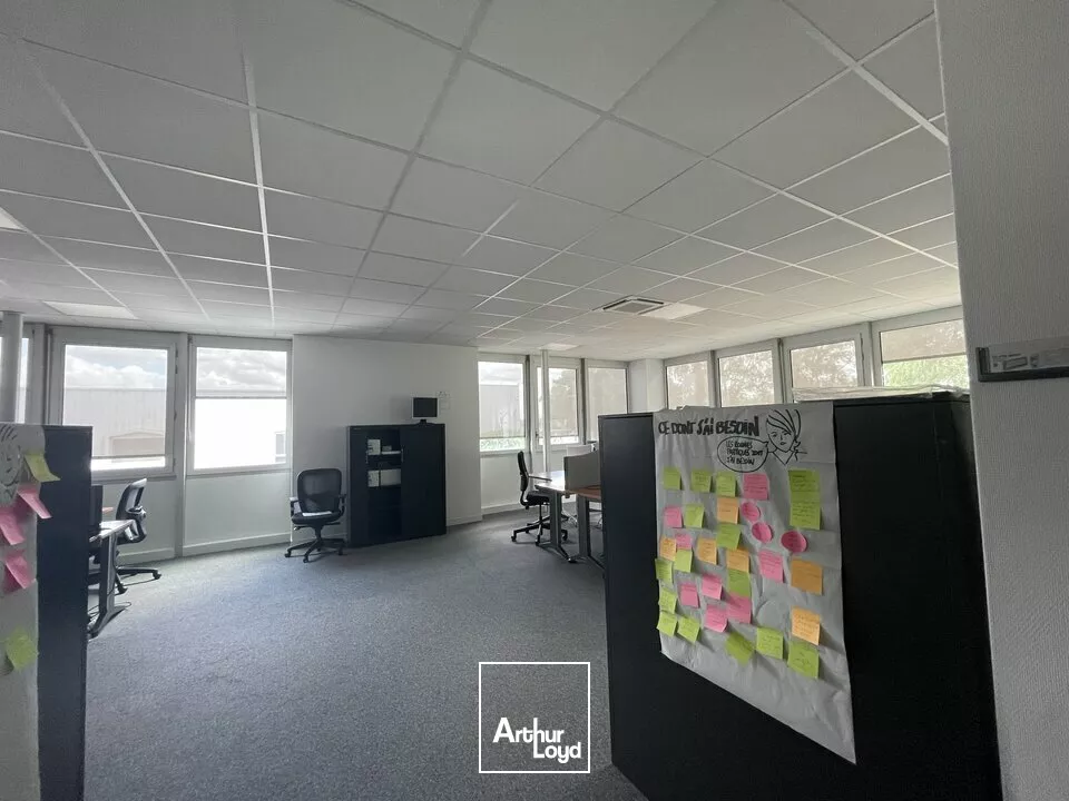 BUREAUX DIVISIBLE DE 2700m² A LOUER A CHAURAY PROCHE DE L'AVENUE DE PARIS ET DE LA ZONE MENDES FRANCE CHAURAY NIORT