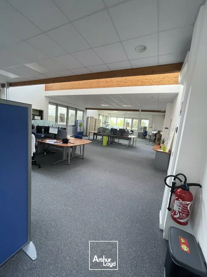 BUREAUX DIVISIBLE DE 2700m² A LOUER A CHAURAY PROCHE DE L'AVENUE DE PARIS ET DE LA ZONE MENDES FRANCE CHAURAY NIORT