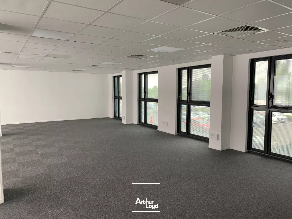 TOURS NORD L'AERONEF - D 910 ET ECHANGEUR A10 - A LOUER BUREAUX DE 235 M² - 1ER ETAGE