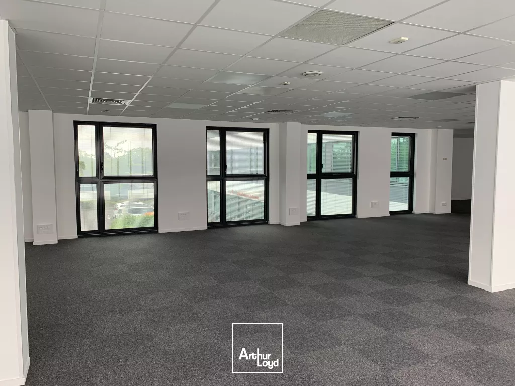 TOURS NORD L'AERONEF - D 910 ET ECHANGEUR A10 - A LOUER BUREAUX DE 235 M² - 1ER ETAGE