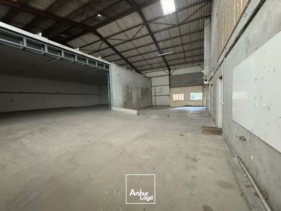 AMBOISE NORD NAZELLES-NEGRON POUJEAUX - A LOUER BATIMENT 1 213 M ² TERRAIN 5 395 M²