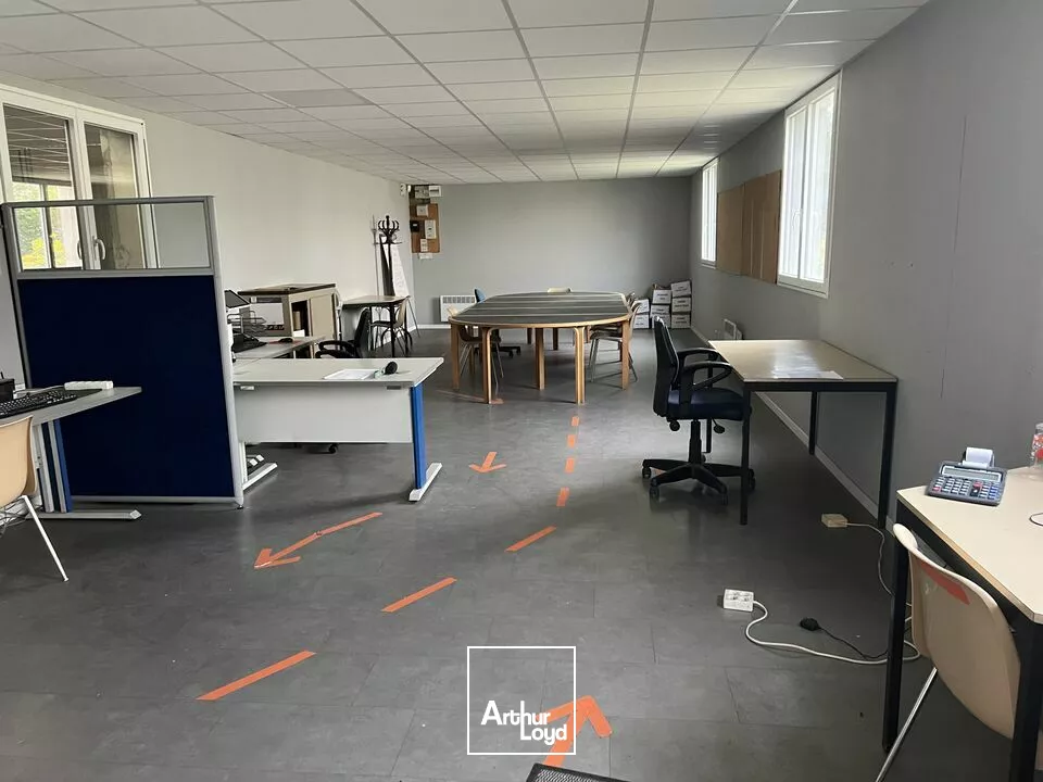 AMBOISE NORD NAZELLES-NEGRON POUJEAUX - A LOUER BATIMENT 1 213 M ² TERRAIN 5 395 M²