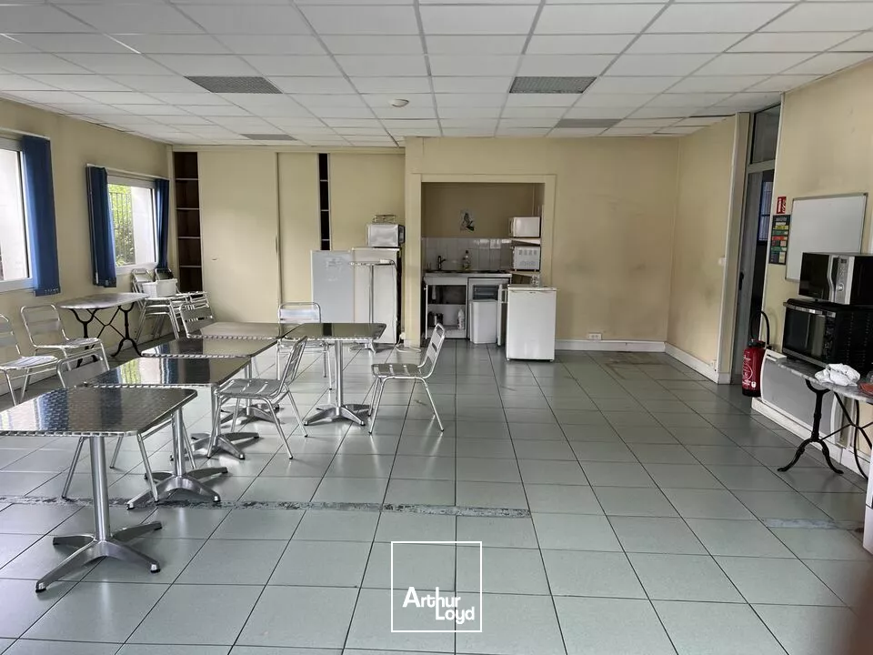 AMBOISE NORD NAZELLES-NEGRON POUJEAUX - A LOUER BATIMENT 1 213 M ² TERRAIN 5 395 M²