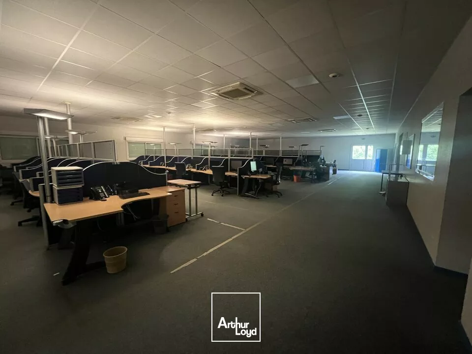 AMBOISE NORD NAZELLES-NEGRON POUJEAUX - A LOUER BATIMENT 1 213 M ² TERRAIN 5 395 M²