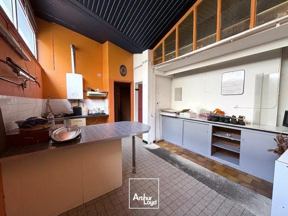 A VENDRE - LOCAL COMMERCIAL DE 150 m2 - CENTRE COMMERCIAL DE PORT JÉROME SUR SEINE 