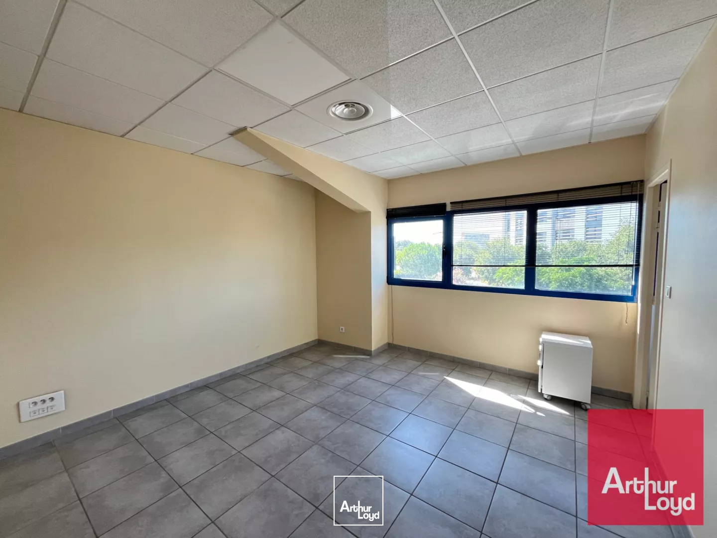 BUREAUX DE 438 M2 PARC DE L'AEROPORT PEROLS 